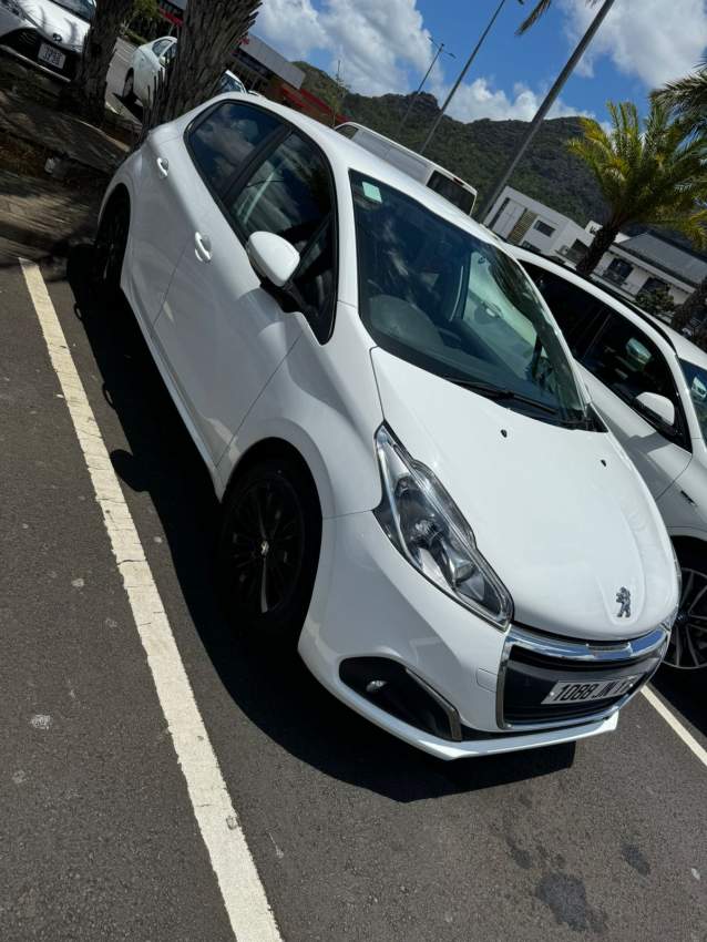 Peugeot 208 - 0 - Compact cars  on Aster Vender
