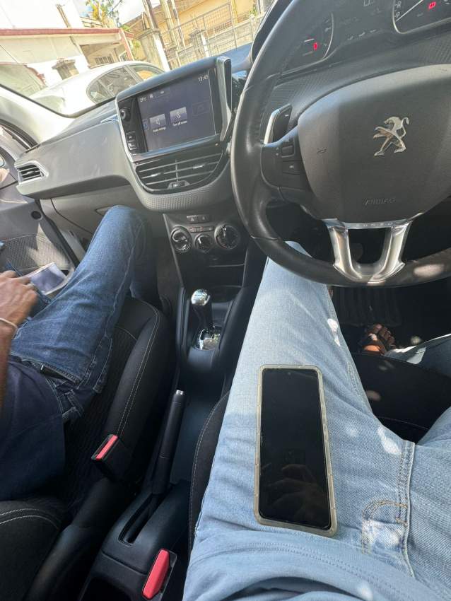Peugeot 208 - 2 - Compact cars  on Aster Vender