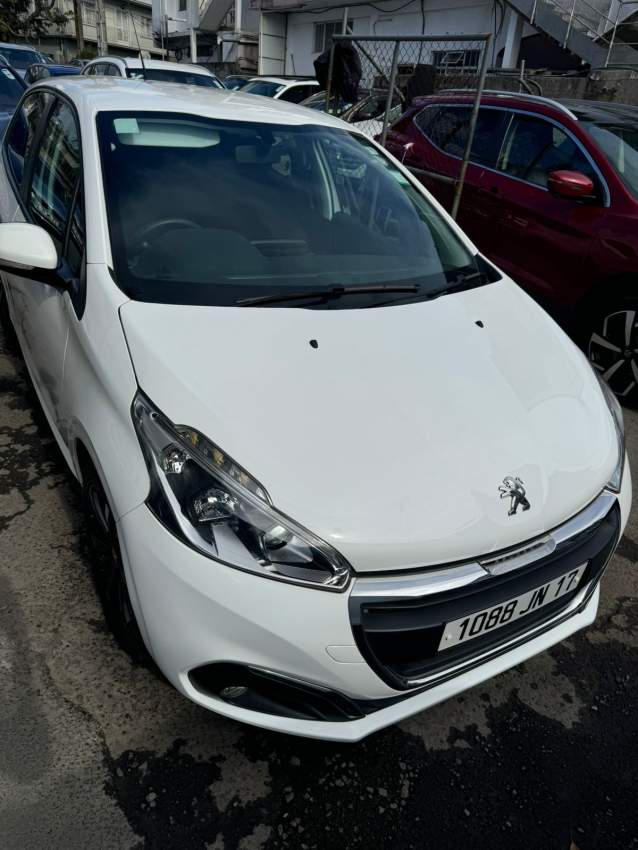 Peugeot 208 - 1 - Compact cars  on Aster Vender