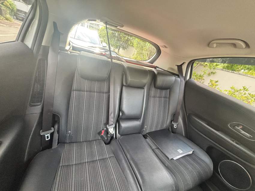 Honda Vezel Z package 2017 - 4 - SUV Cars  on Aster Vender