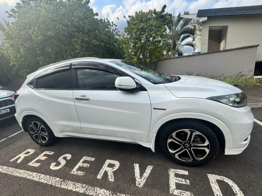 Honda Vezel Z package 2017 - 2 - SUV Cars  on Aster Vender