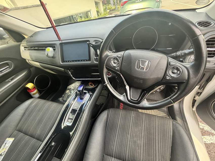 Honda Vezel Z package 2017 - 3 - SUV Cars  on Aster Vender