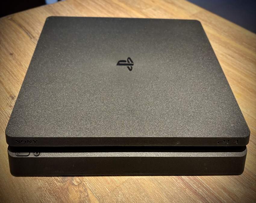 PS4 Slim 1 Tb+2 Controllers+ 2 games - Quality: 10/10 - 4 - PlayStation 4 (PS4)  on Aster Vender