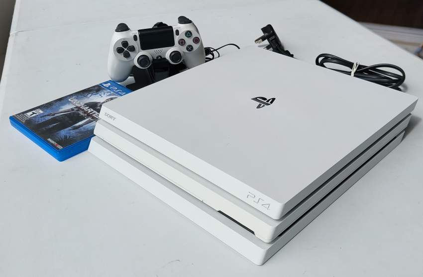 PS4 Pro Glacier White 1 Tb - used very good condition
