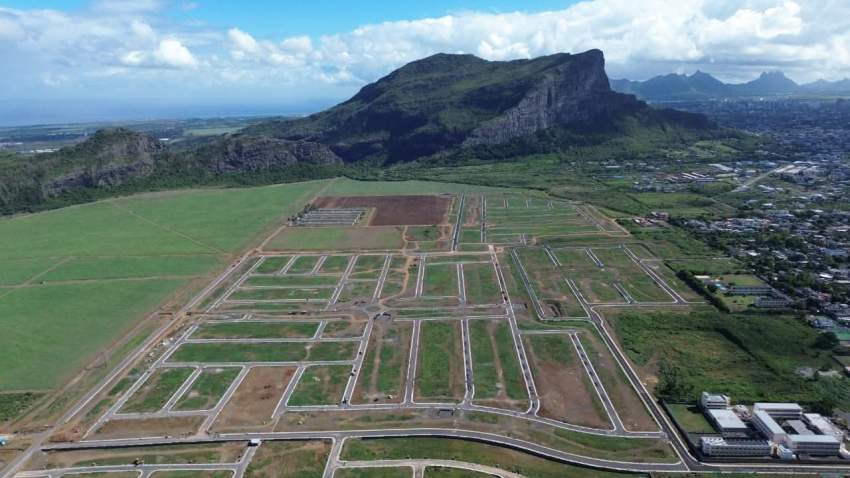 8 perches and 9.5 perches Morcellement Pierrefonds - 0  on Aster Vender