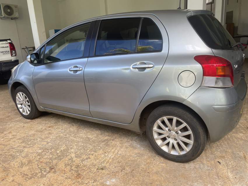 Toyota Vitz Année 2009 - 1 - Family Cars  on Aster Vender