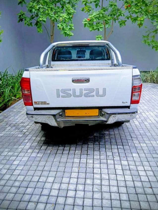 Isuzu 4x4 - 2 - Pickup trucks (4x4 & 4x2)  on Aster Vender