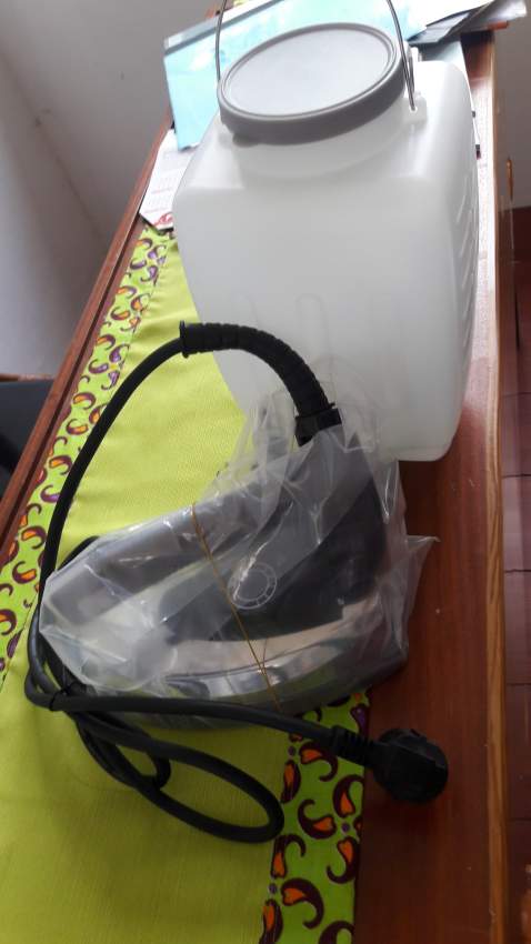 GRAVITY FEED WATER BOTTLE IRON - 1 - All household appliances  on Aster Vender