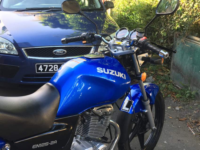 Suzuki EN125 on Aster Vender