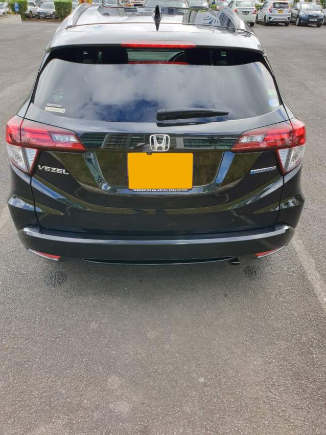 2015 Honda Vezel Z 1.5 Hybrid - 4 - SUV Cars  on Aster Vender