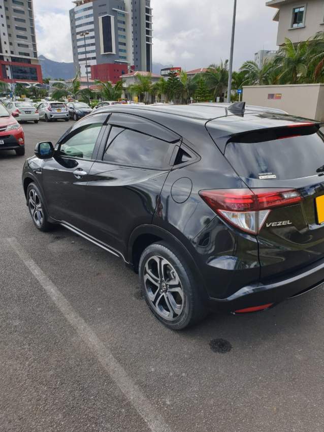 2015 Honda Vezel Z 1.5 Hybrid - 3 - SUV Cars  on Aster Vender