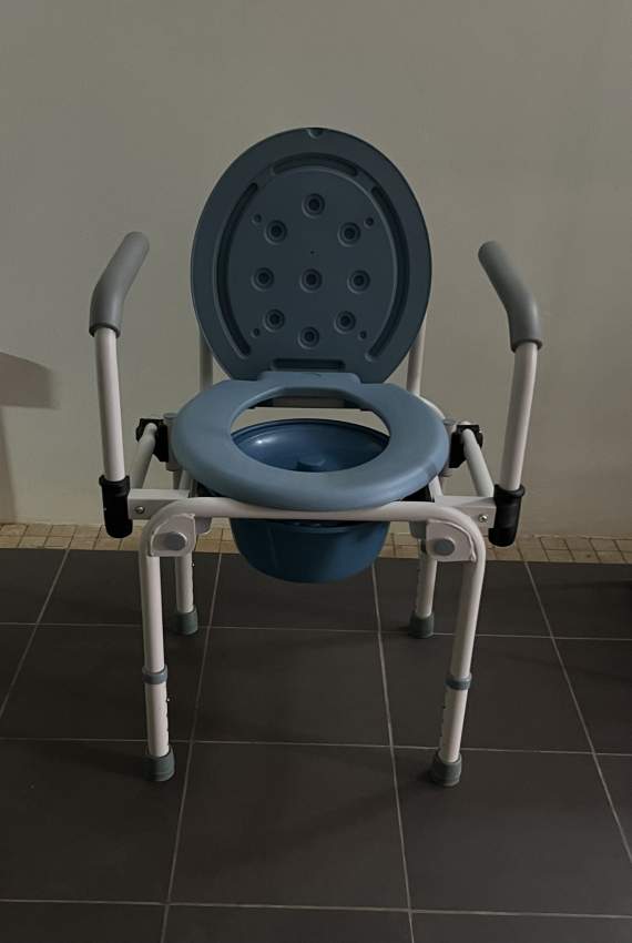 Commode toilet chair