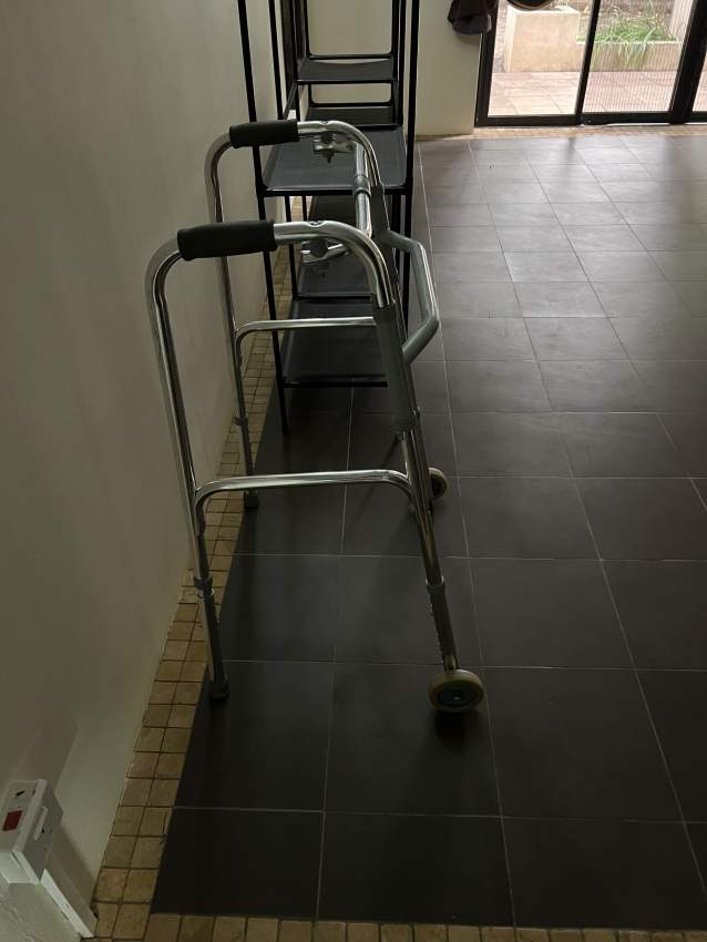 Walking frame with wheele - 1 - Other Medical equipment  on Aster Vender