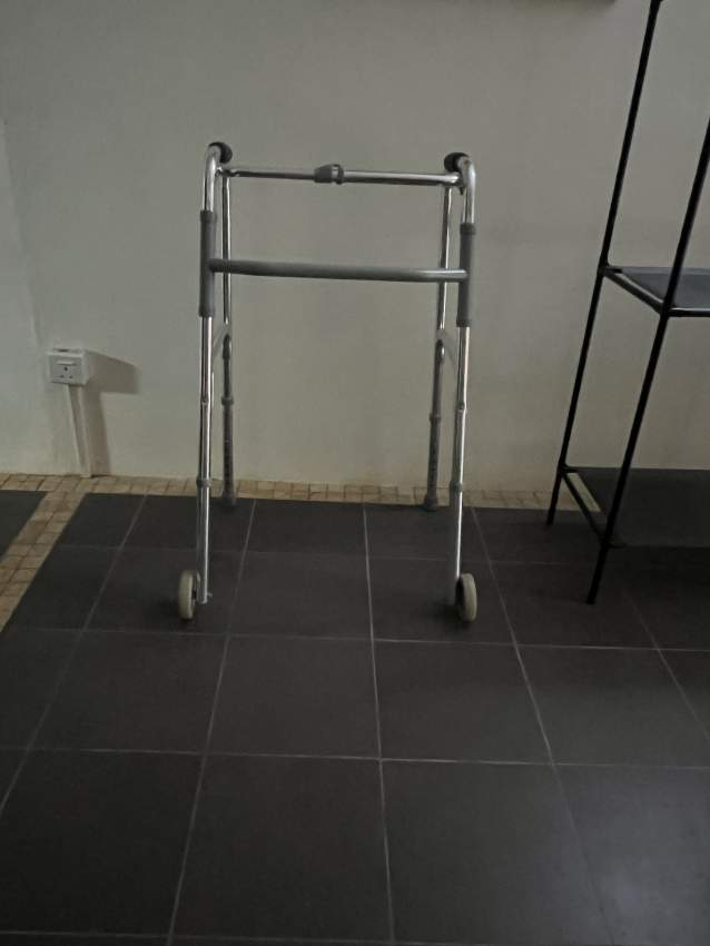 Walking frame with wheele