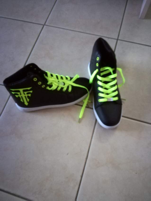 sport shoes - 2 - Sports shoes  on Aster Vender