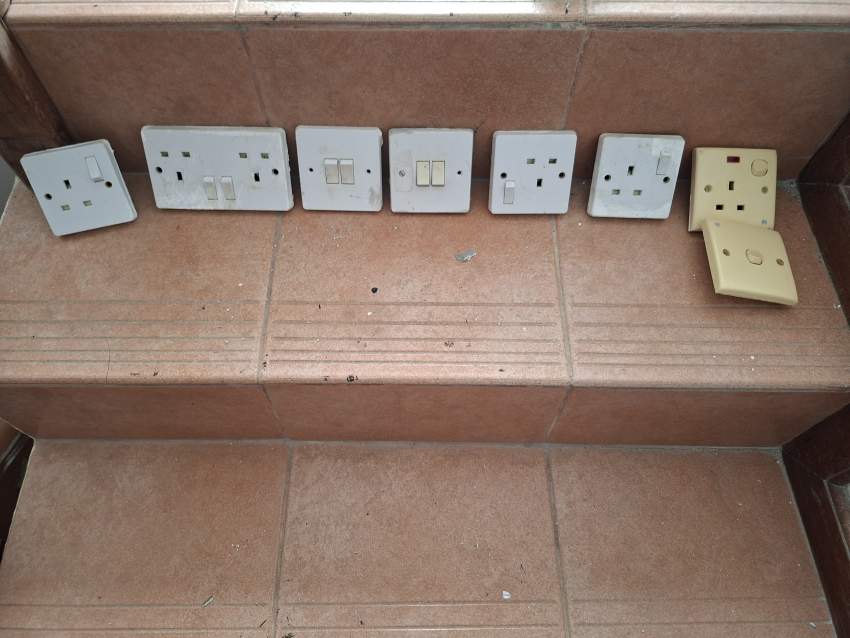 5 Prises et 7 switches electriques