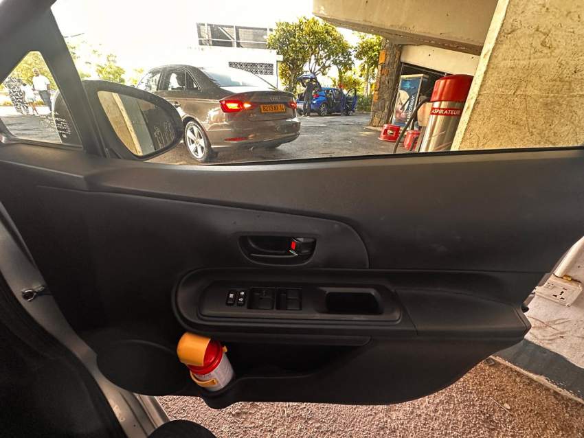 MOVE OUT SALE ! TOYOTA AQUA 2017 AUTOMATIC HYBRID - 8 - Family Cars  on Aster Vender