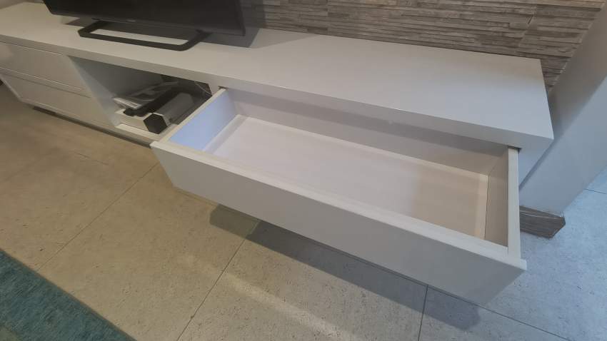MLO-Meuble TV laqué blanc-grande longueur - 1 - Buffets & Sideboards  on Aster Vender
