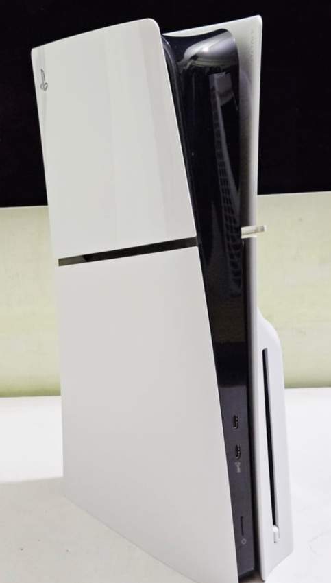 PS5 Slim 1TB Disc Version on Aster Vender