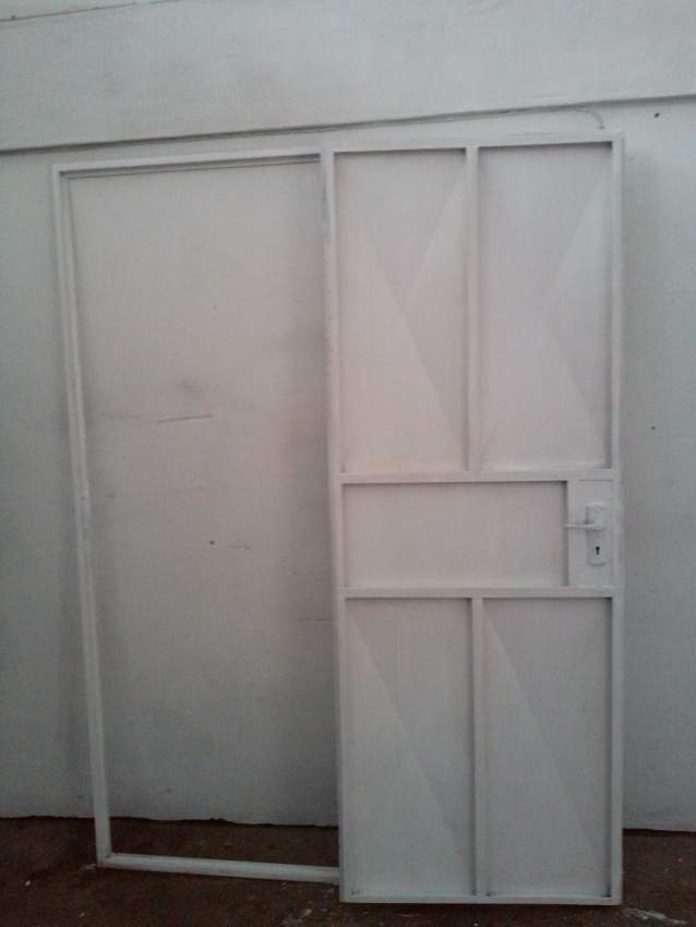 PORTE EN MÉTAL - 1M95 X 75CM - 1 - Metal  on Aster Vender