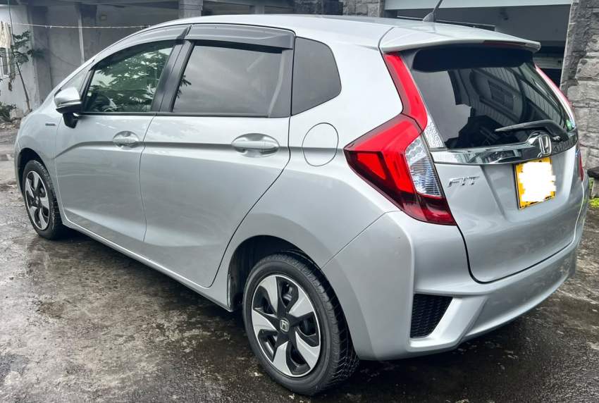Honda Fit GP5 Hybrid 2016 - 1 - Family Cars  on Aster Vender