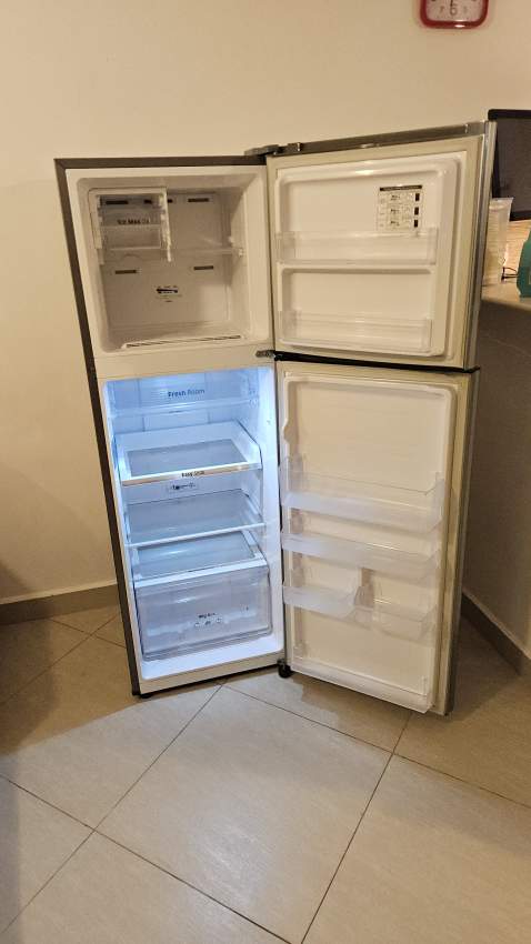 Refrigerator Samsung 255L (55cm x 164cm)