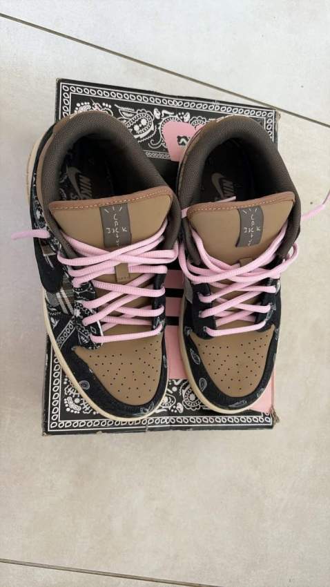 Travis scott - 2 - Sneakers  on Aster Vender