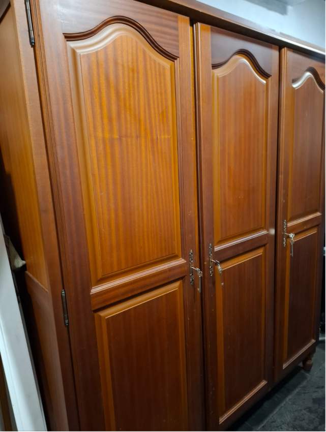 Armoire à trois portes - 1  on Aster Vender