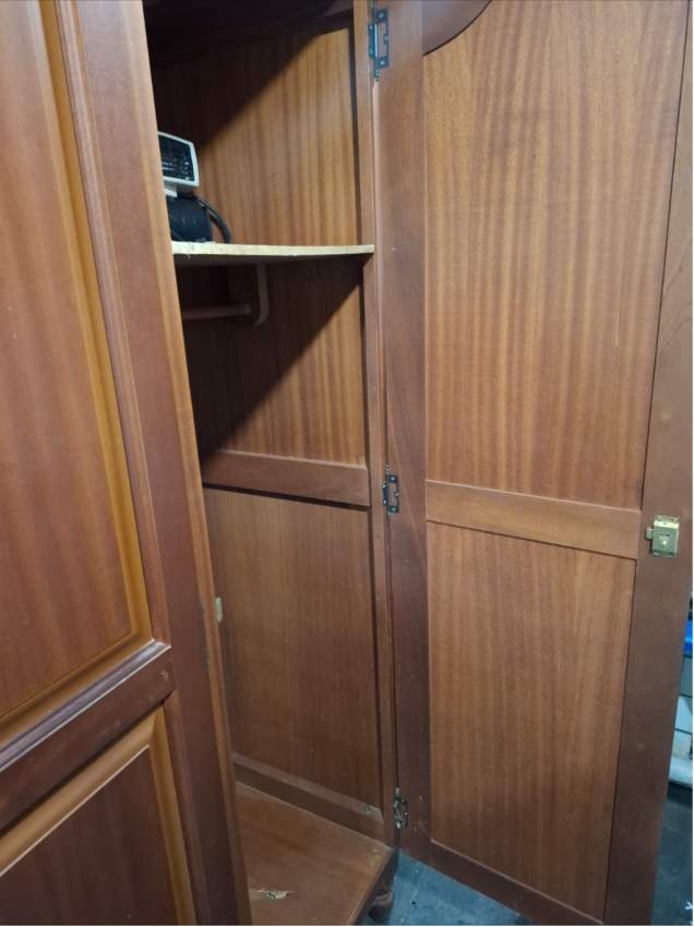 Armoire à trois portes - 2  on Aster Vender