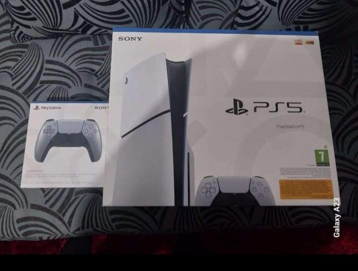 Playstation 5 with 2 mannette