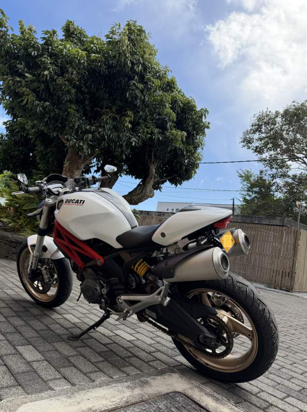 Ducati Monster 696 — 9,600 KM ONLY - 2 - Sports Bike  on Aster Vender