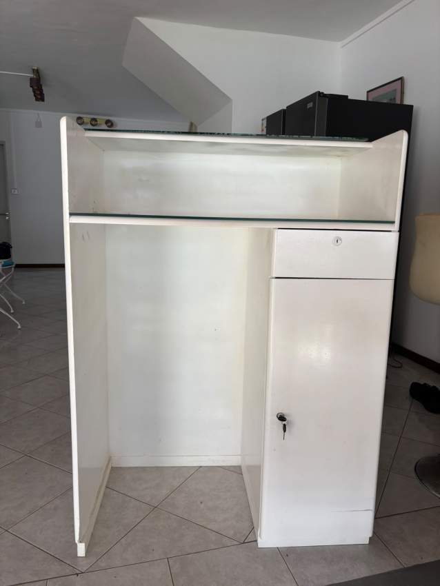 Armoire blanche et chaise de bar