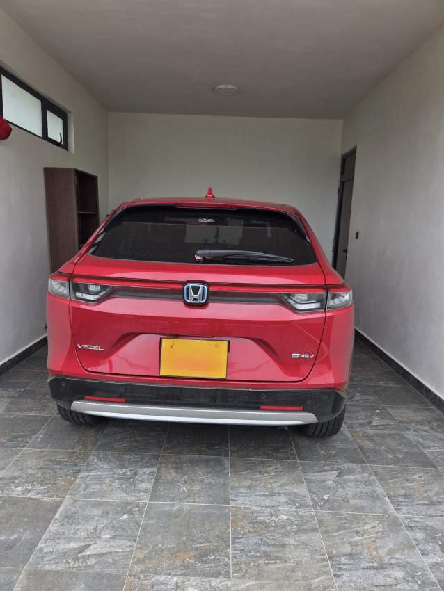 Red Honda Vezel 2022 - 2 - SUV Cars  on Aster Vender