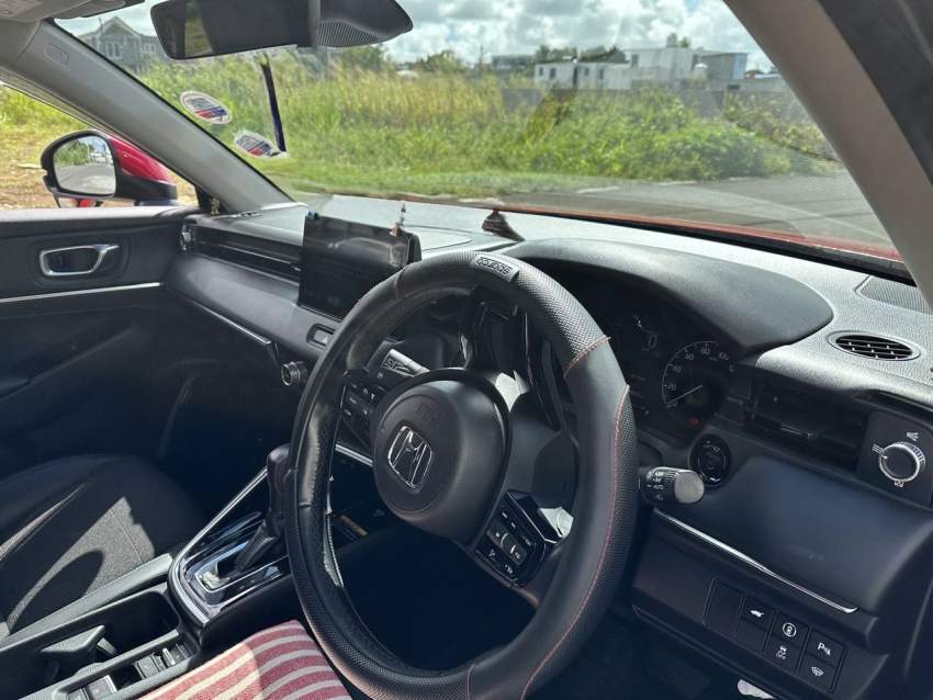 Red Honda Vezel 2022