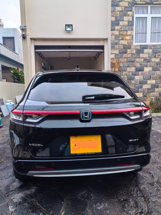 HONDA VEZEL Z PACKAGE HYBRID 2021 - 4 - SUV Cars  on Aster Vender