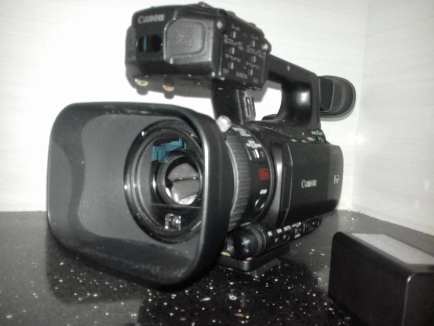 XF100 PROFESSIONAL  VIDEO CAMERA  - 0 - All electronics products  on Aster Vender