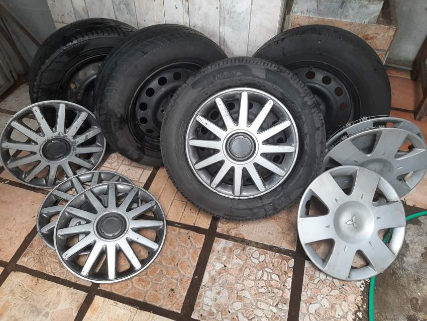 A vendre 4 roues 14” (2 X 185/65/R14) (2 X 185/60/R14) + 4 enjoliveurs - 1 - Spare Part  on Aster Vender