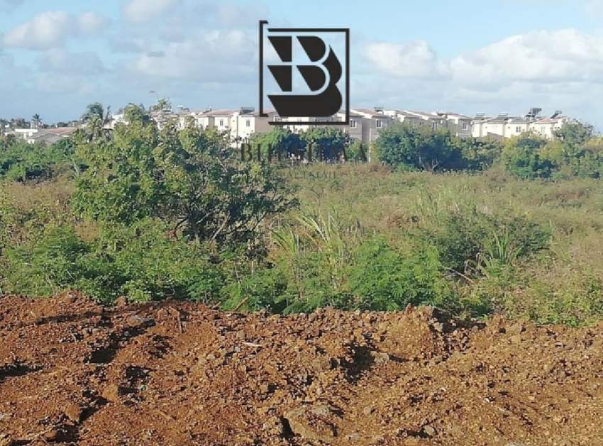 20 p in Grand Gaube coastal region, near Seaside. Rs 2M - 9 - Land  on Aster Vender