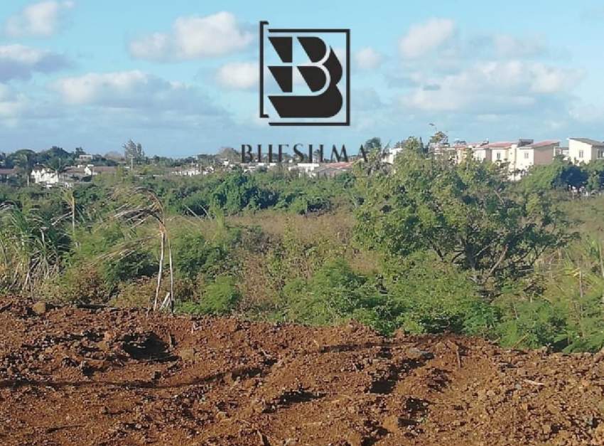 20 p in Grand Gaube coastal region, near Seaside. Rs 2M - 2 - Land  on Aster Vender