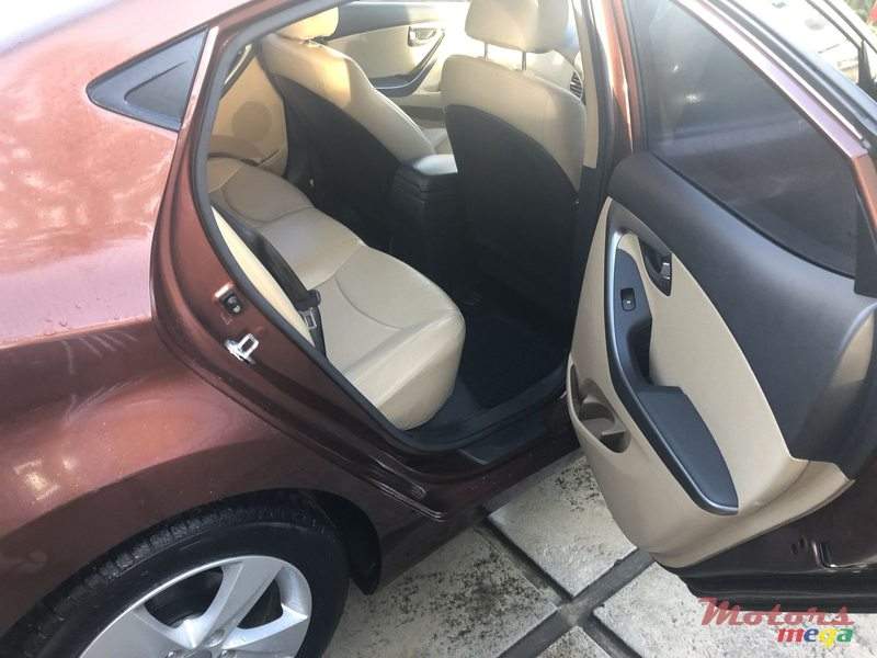 2013' Hyundai Elantra GLS - 3 - Compact cars  on Aster Vender