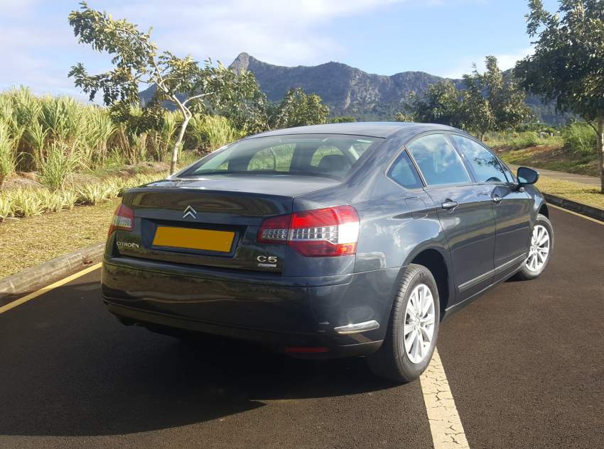 2012 Citroen C5 1.6 HDI Airdream - 3 - Luxury Cars  on Aster Vender