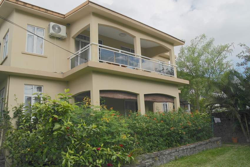 La Gaulette récentes villas 3 chambres avec piscine  - 0 - House  on Aster Vender