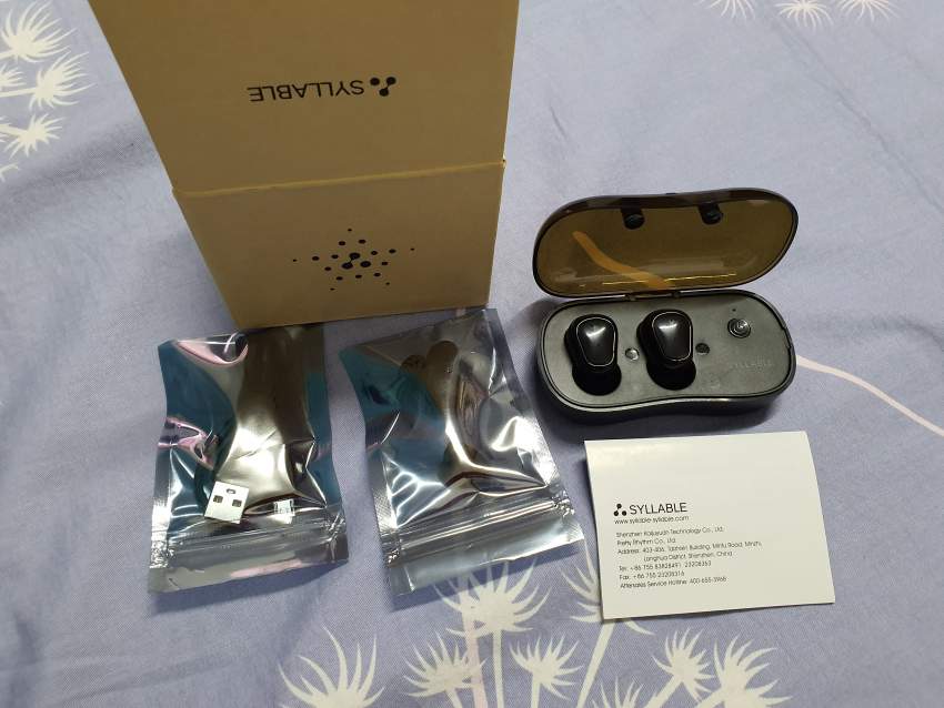 Wireless bluetooth earbuds on Aster Vender