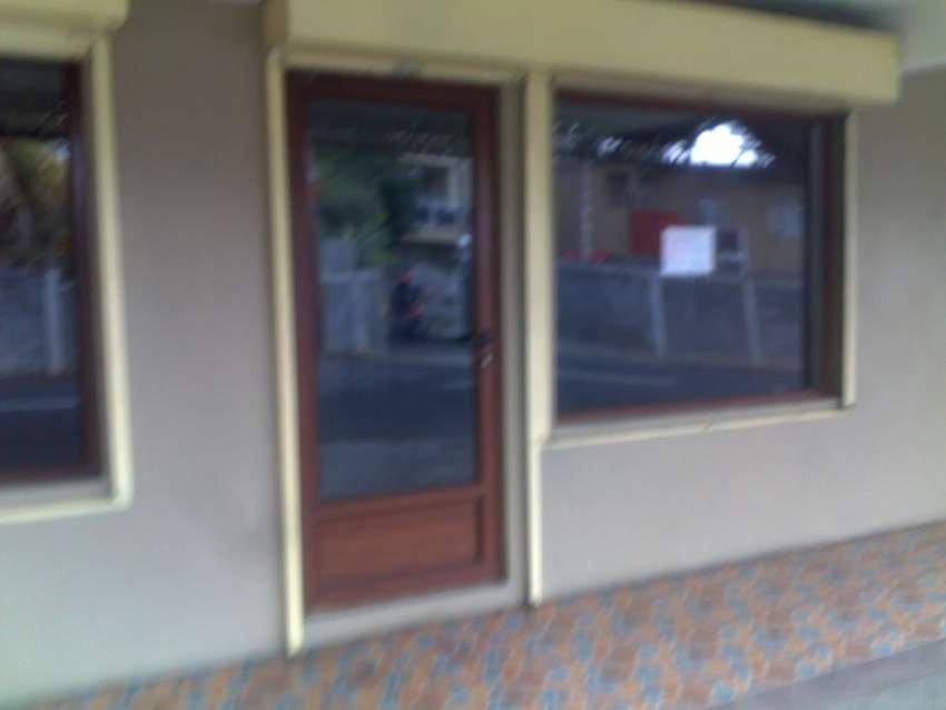 2 EMPLACMENT COMMERCIALE  (300 p.c chacun)A LOUER A GRAND GAUBE - 1 - Office Space  on Aster Vender