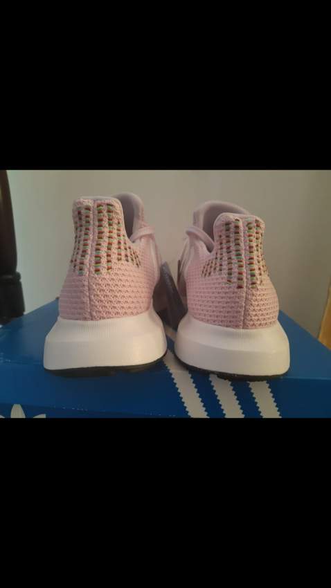 NEW Adidas Original Woman Swift Run in SIZE 42   - 0 - Sports outfits  on Aster Vender