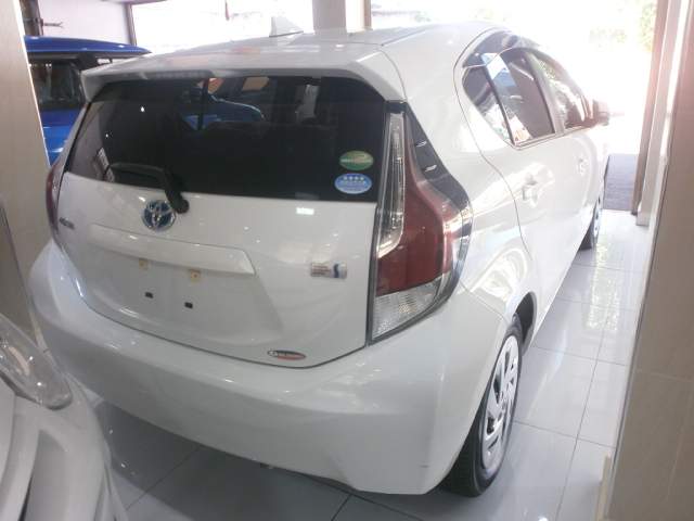 TOYOTA AQUA - 5 - Family Cars  on Aster Vender