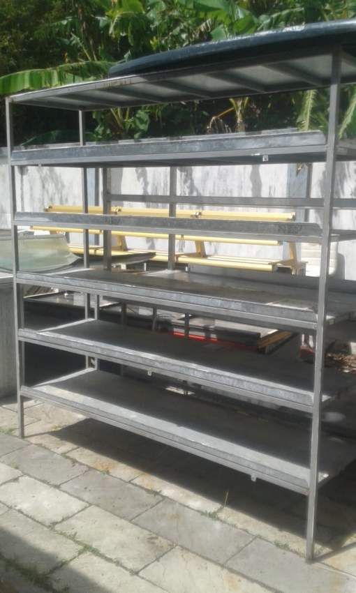 Étagères et tables en alu on Aster Vender