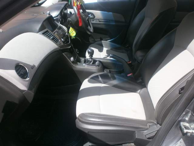 Cheverolet Cruze Lt  - 4 - Family Cars  on Aster Vender