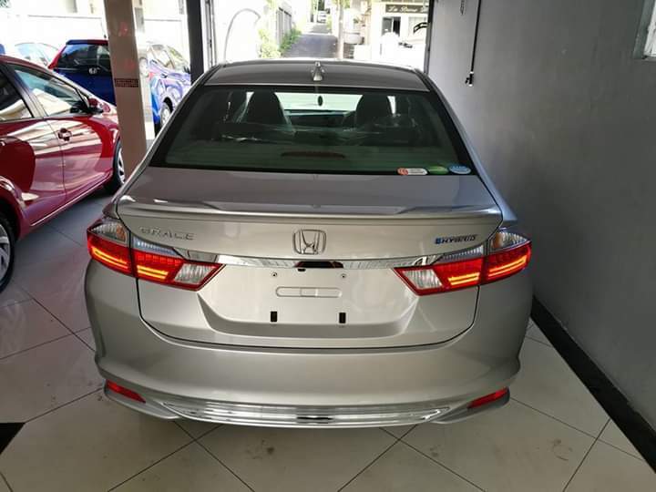 Honda Grace silver car - 1 - Family Cars  on Aster Vender