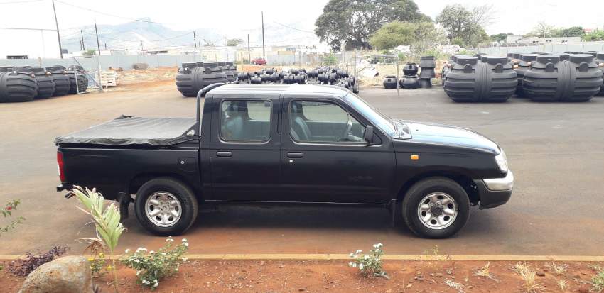 Nissan 2x4 Hardbody - 1 - Pickup trucks (4x4 & 4x2)  on Aster Vender